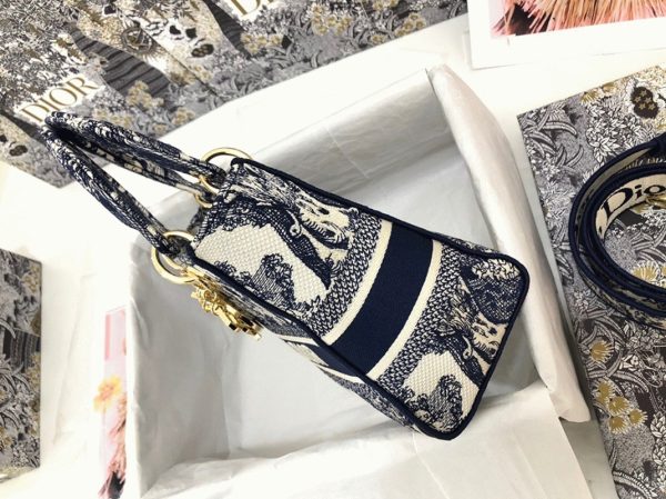 Contrefaçon Sac Lady D-Lite Medium en broderie Toile de Jouy bleue – Image 6