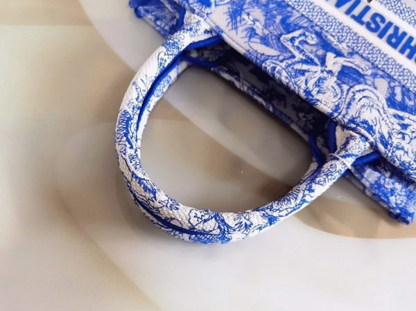 Fausse Sac Dior Book Tote Large en toile transparente Toile de Jouy bleue – Image 5