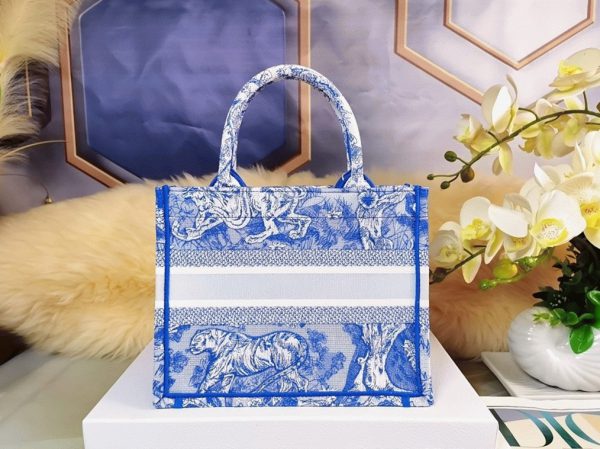 Fausse Sac Dior Book Tote Large en toile transparente Toile de Jouy bleue – Image 3
