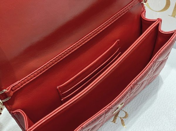 Contrefaçon Mini Sac Miss Dior en agneau cannage rouge – Image 4