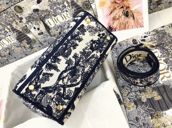 Contrefaçon Sac Lady D-Lite Medium en broderie Toile de Jouy bleue – Image 3