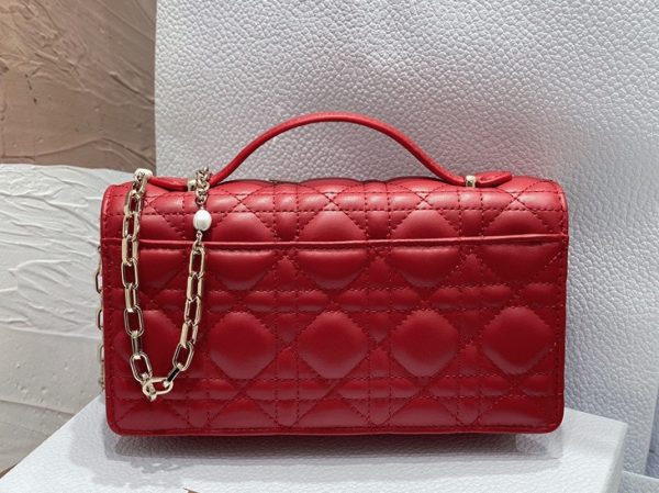 Contrefaçon Mini Sac Miss Dior en agneau cannage rouge – Image 3