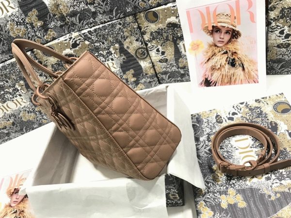 Contrefaçon Sac Lady Dior Large en rose poudré – Image 4