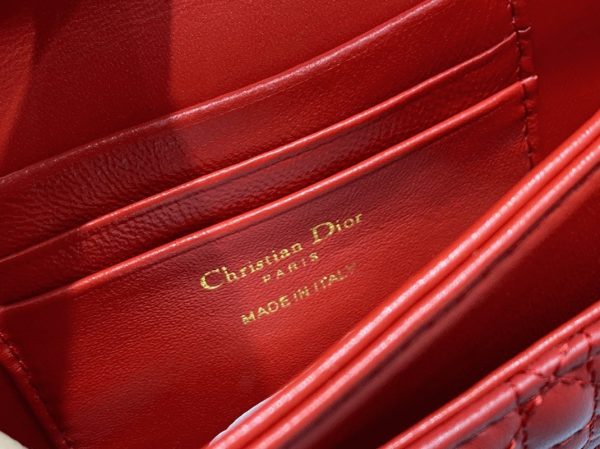Contrefaçon Mini Sac Miss Dior en agneau cannage rouge – Image 2