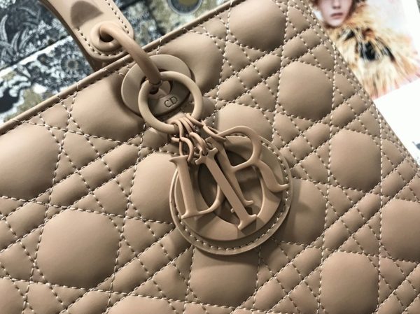Contrefaçon Sac Lady Dior Large en rose poudré – Image 3