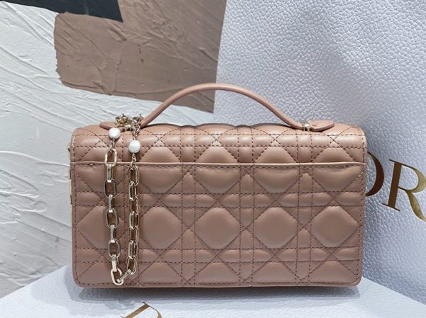 Fausse Mini Sac Miss Dior en agneau cannage poudre – Image 9