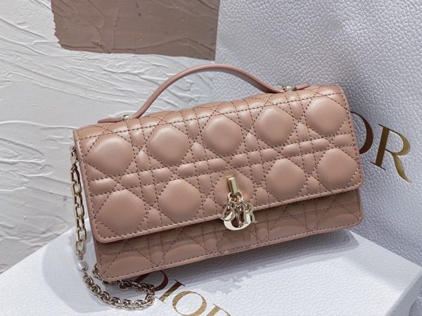 Fausse Mini Sac Miss Dior en agneau cannage poudre – Image 7