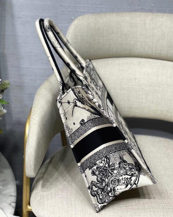 Réplique Sac Dior Book Tote Large en broderie Zodiac Toile de Jouy blanche – Image 2