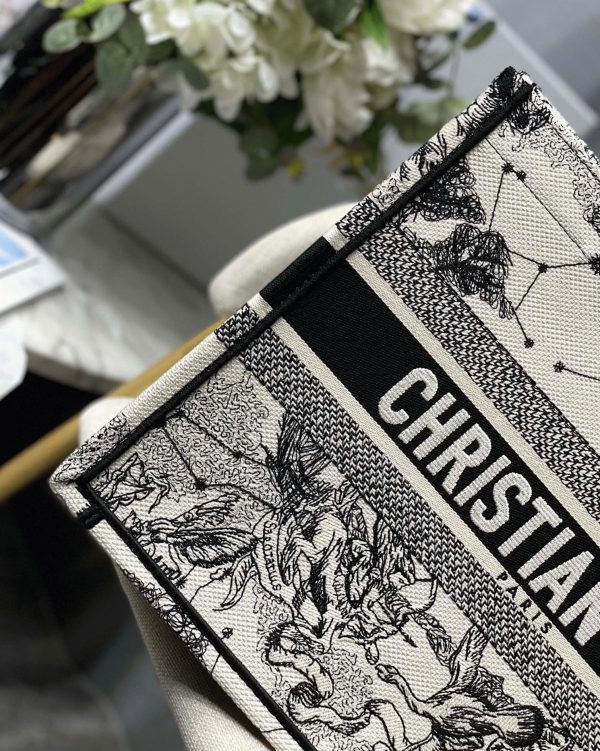 Réplique Sac Dior Book Tote Large en broderie Zodiac Toile de Jouy blanche – Image 5