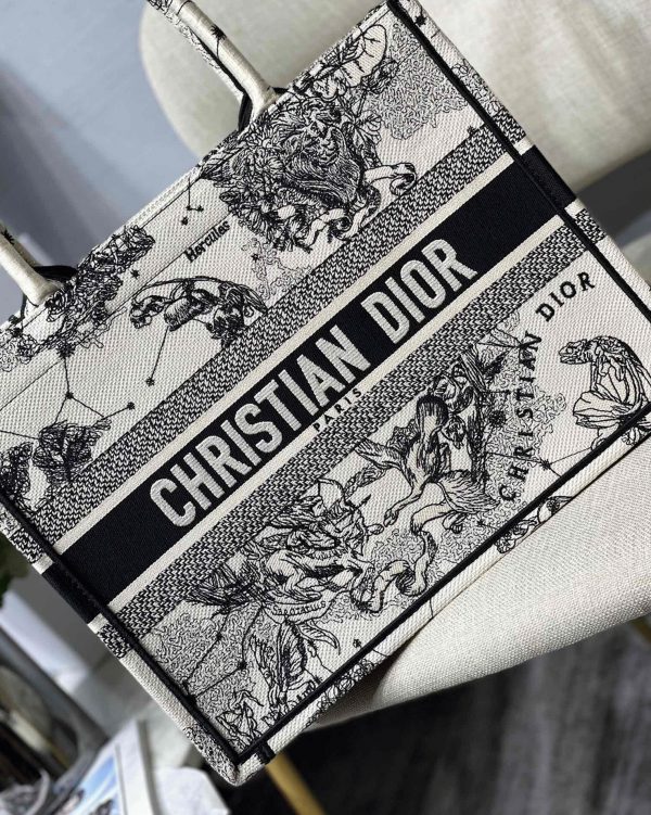 Réplique Sac Dior Book Tote Large en broderie Zodiac Toile de Jouy blanche – Image 4