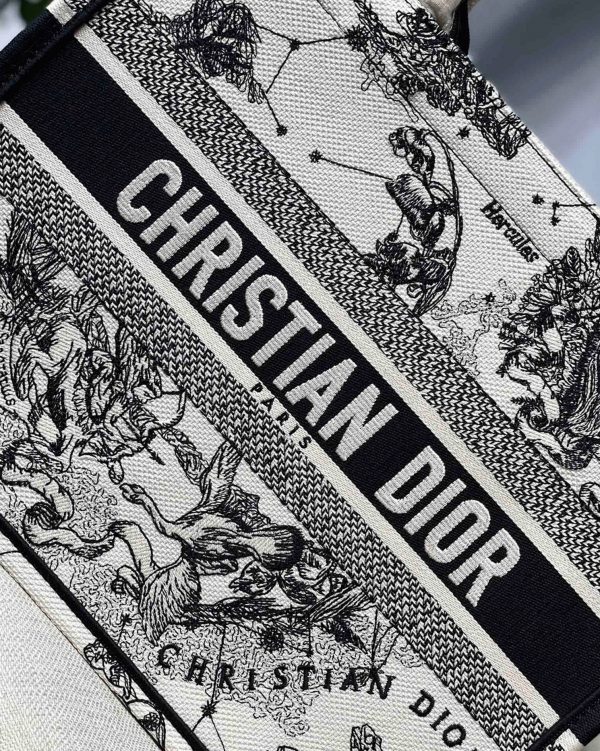 Réplique Sac Dior Book Tote Large en broderie Zodiac Toile de Jouy blanche – Image 3