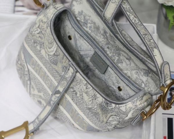 Fausse Sac Saddle Dior en broderie Toile de Jouy grise – Image 8