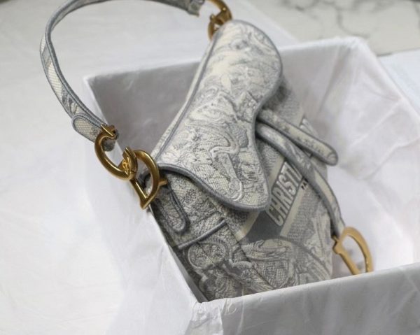 Fausse Sac Saddle Dior en broderie Toile de Jouy grise – Image 6