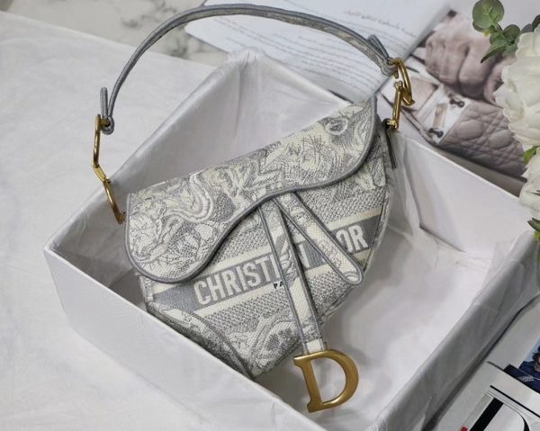 Fausse Sac Saddle Dior en broderie Toile de Jouy grise – Image 4