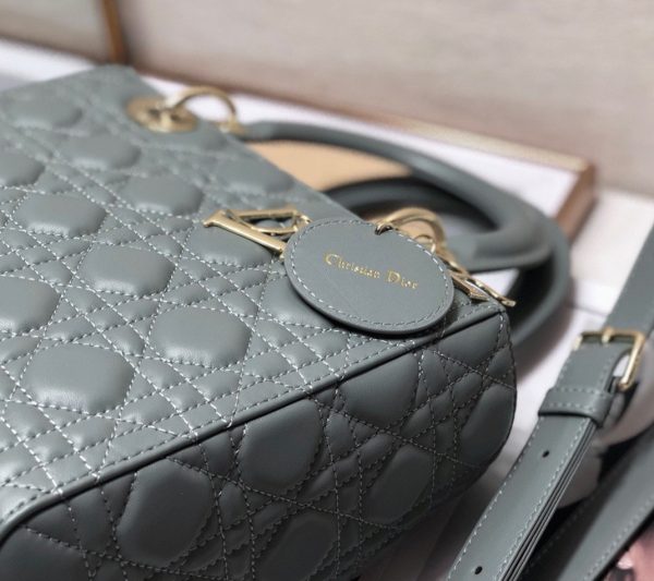 Réplique Sac Lady Dior Medium en gris – Image 10