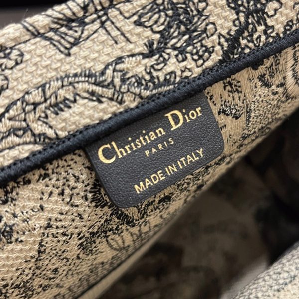 Fausse Sac Dior Book Tote Large en broderie Jardin d'Hiver blanche – Image 6