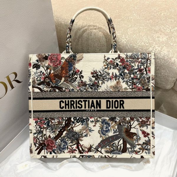Fausse Sac Dior Book Tote Large en broderie Jardin d'Hiver blanche – Image 5