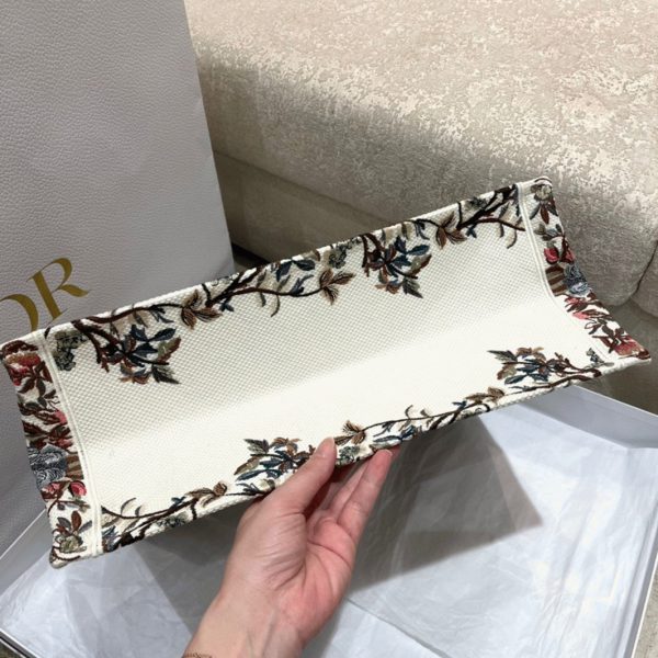 Fausse Sac Dior Book Tote Large en broderie Jardin d'Hiver blanche – Image 4