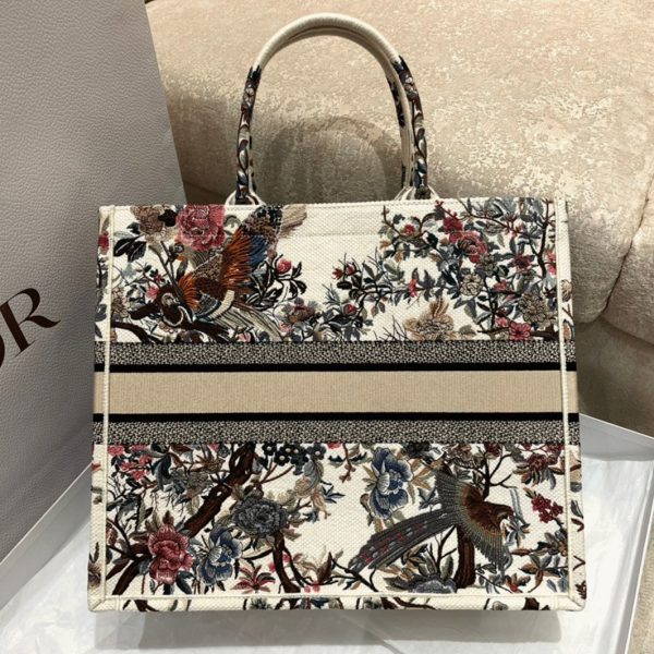 Fausse Sac Dior Book Tote Large en broderie Jardin d'Hiver blanche – Image 3