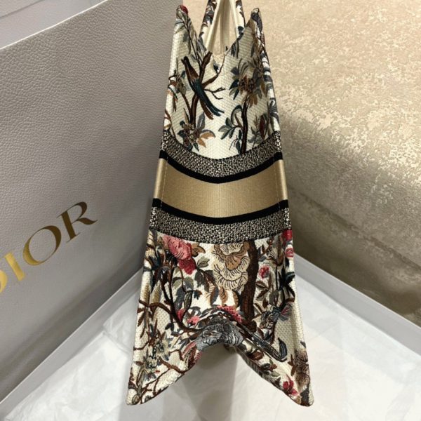 Fausse Sac Dior Book Tote Large en broderie Jardin d'Hiver blanche – Image 2
