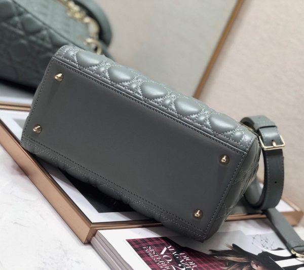 Réplique Sac Lady Dior Medium en gris – Image 9