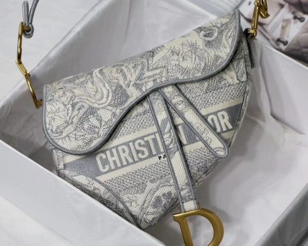 Fausse Sac Saddle Dior en broderie Toile de Jouy grise – Image 2