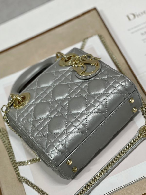 Réplique Mini Sac Lady Dior en agneau nacré gris – Image 2