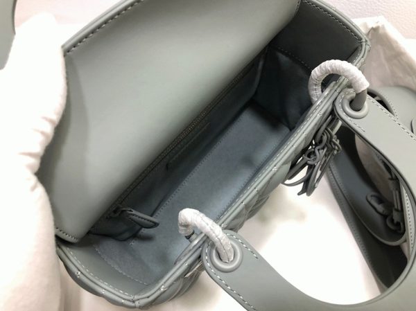 Contrefaçon Petit Sac Lady Dior My ABCDior en gris – Image 8