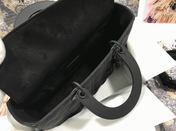Contrefaçon Sac Lady Dior Large en noir – Image 9