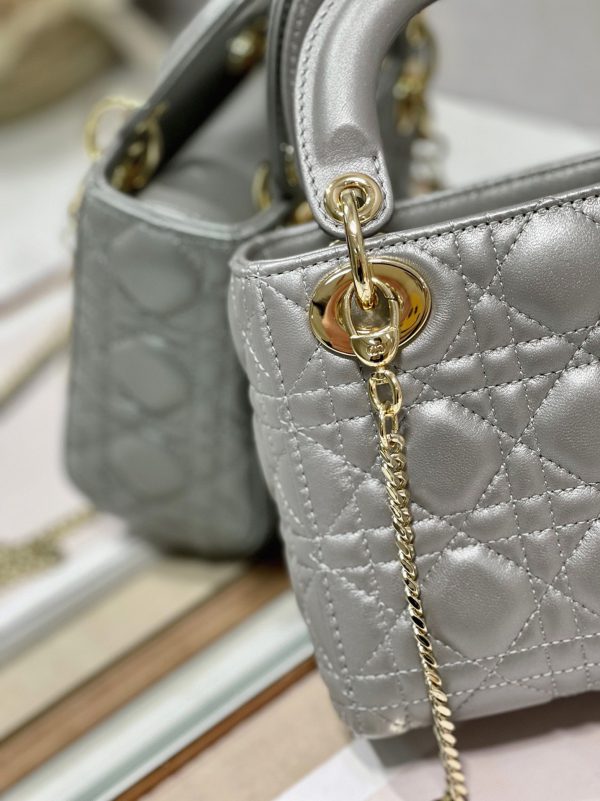 Réplique Mini Sac Lady Dior en agneau nacré gris – Image 6