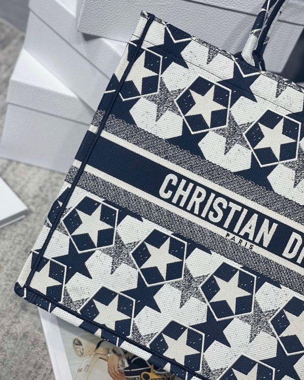 Contrefaçon Sac Dior Book Tote Large en broderie Dior Étoile bleu et blanc – Image 6