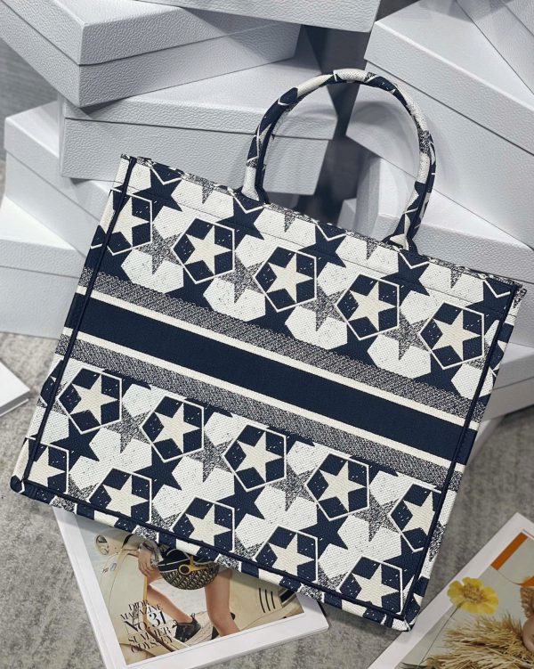 Contrefaçon Sac Dior Book Tote Large en broderie Dior Étoile bleu et blanc – Image 5