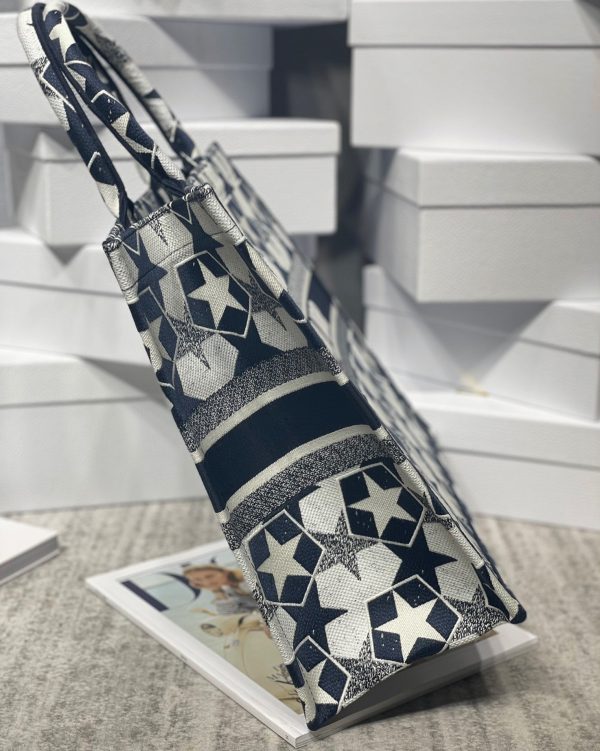 Contrefaçon Sac Dior Book Tote Large en broderie Dior Étoile bleu et blanc – Image 4