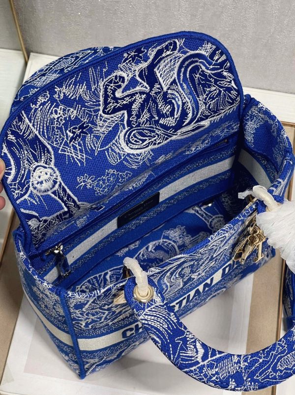 Fausse Sac Lady D-Lite Medium en broderie Toile de Jouy inversée bleu fluorescent – Image 9