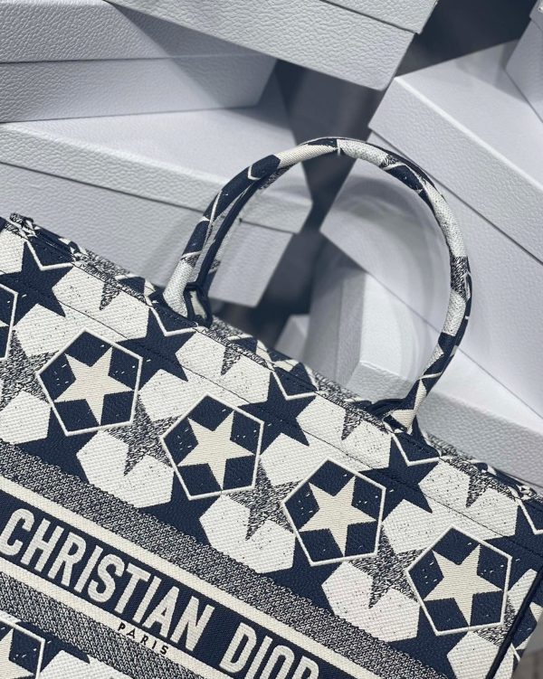 Contrefaçon Sac Dior Book Tote Large en broderie Dior Étoile bleu et blanc – Image 2