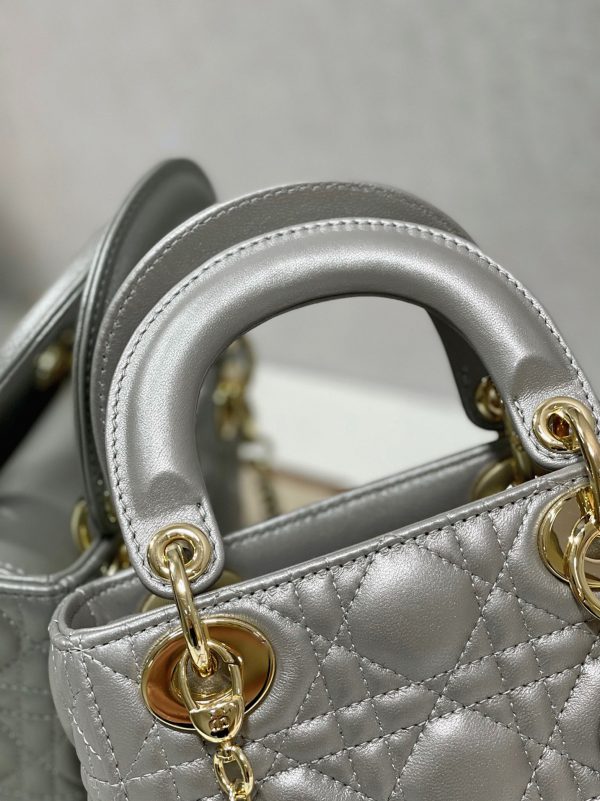 Réplique Mini Sac Lady Dior en agneau nacré gris – Image 9