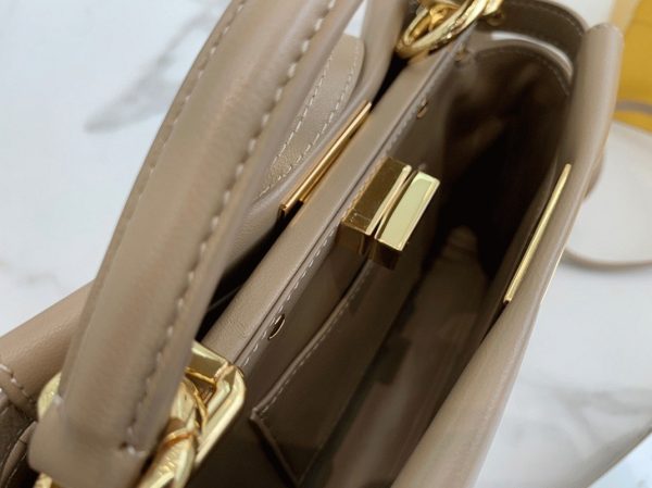 Réplique Fendi Peekaboo Mini Sac en cuir nappa gris colombe – Image 10