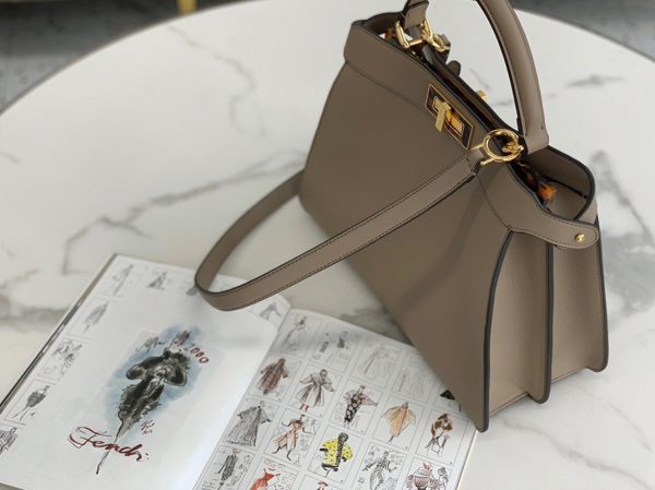 Contrefaçon Fendi Peekaboo ISeeU Moyen Sac en cuir de veau gris – Image 10