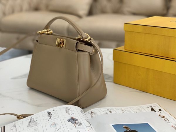 Réplique Fendi Peekaboo Mini Sac en cuir nappa gris colombe – Image 9