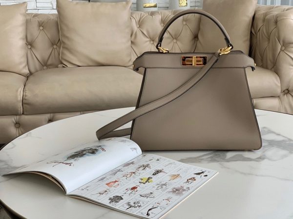 Contrefaçon Fendi Peekaboo ISeeU Moyen Sac en cuir de veau gris – Image 9