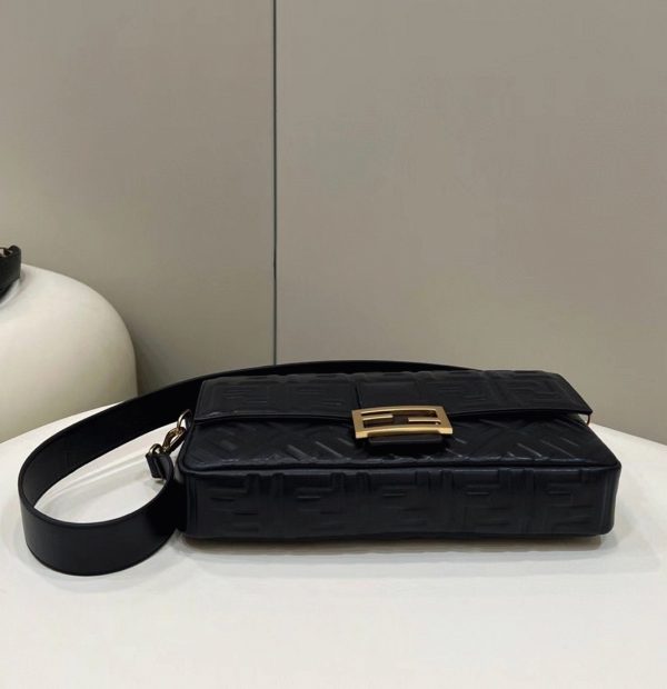 Réplique Fendi Baguette Grand Sac en FF noir – Image 8