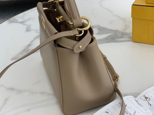 Réplique Fendi Peekaboo Mini Sac en cuir nappa gris colombe – Image 8