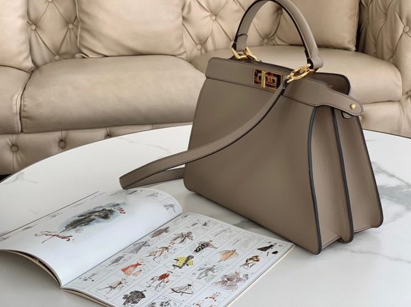 Contrefaçon Fendi Peekaboo ISeeU Moyen Sac en cuir de veau gris – Image 8