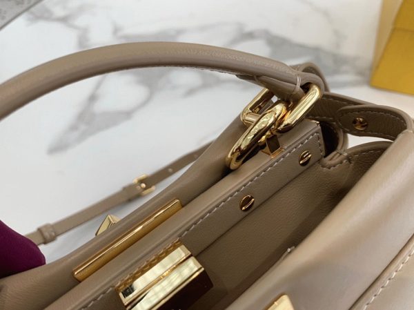 Réplique Fendi Peekaboo Mini Sac en cuir nappa gris colombe – Image 7