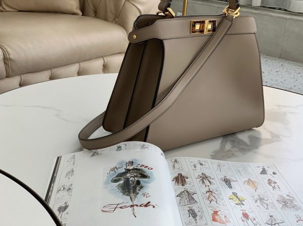 Contrefaçon Fendi Peekaboo ISeeU Moyen Sac en cuir de veau gris – Image 7