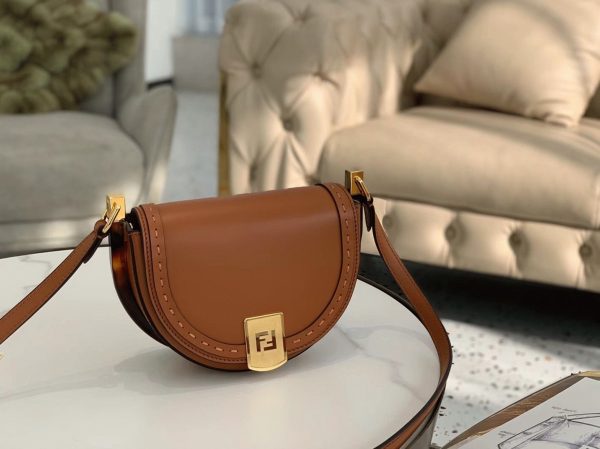 Réplique Fendi Moonlight Sac Saddle en cuir de veau brun – Image 4