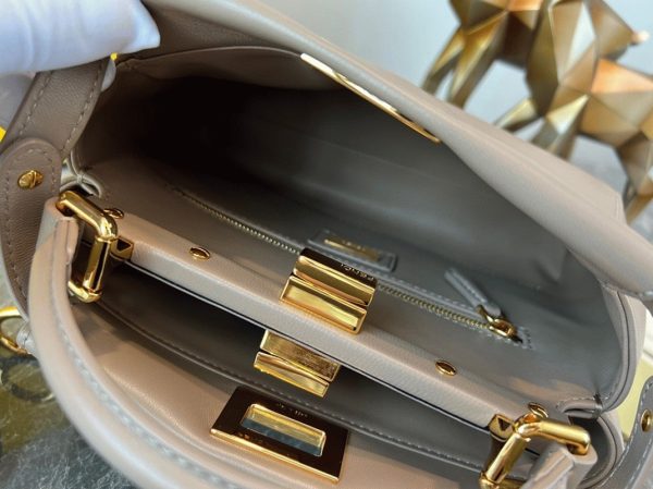 Réplique Fendi Peekaboo Mini Sac en cuir nappa gris colombe – Image 6