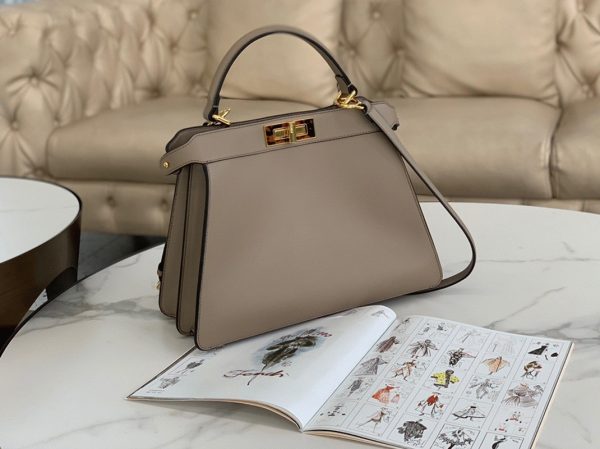 Contrefaçon Fendi Peekaboo ISeeU Moyen Sac en cuir de veau gris – Image 6