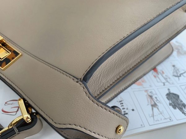 Contrefaçon Fendi Peekaboo ISeeU Moyen Sac en cuir de veau gris – Image 5