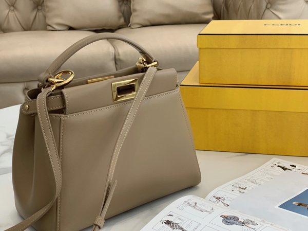 Réplique Fendi Peekaboo Mini Sac en cuir nappa gris colombe – Image 5
